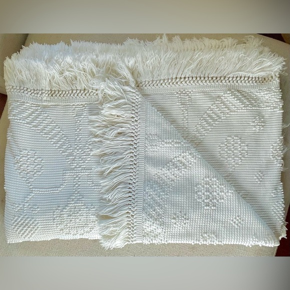 WHITE VINTAGE TWIN SIZE BATES BEDSPREAD WITH FRINGE - Picture 1 of 8
